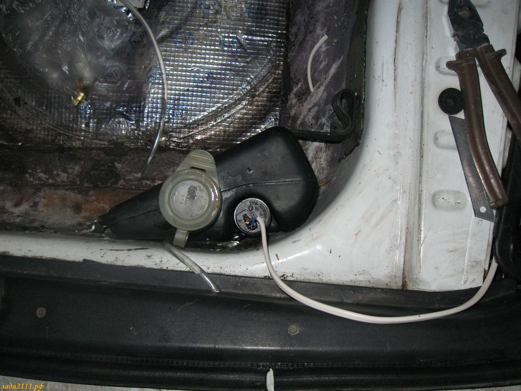 бачок омывателя в багажнике ВАЗ 2111
