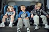 пристегнутые дети в автомобиле