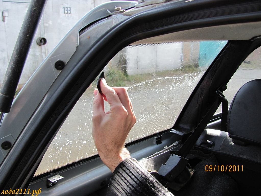 Чем отмыть тонировку от стекла. Растонировка стекол автомобиля. Боковое стекло автомобиля. Тонировка боковых стекол. Снятие тонировки.