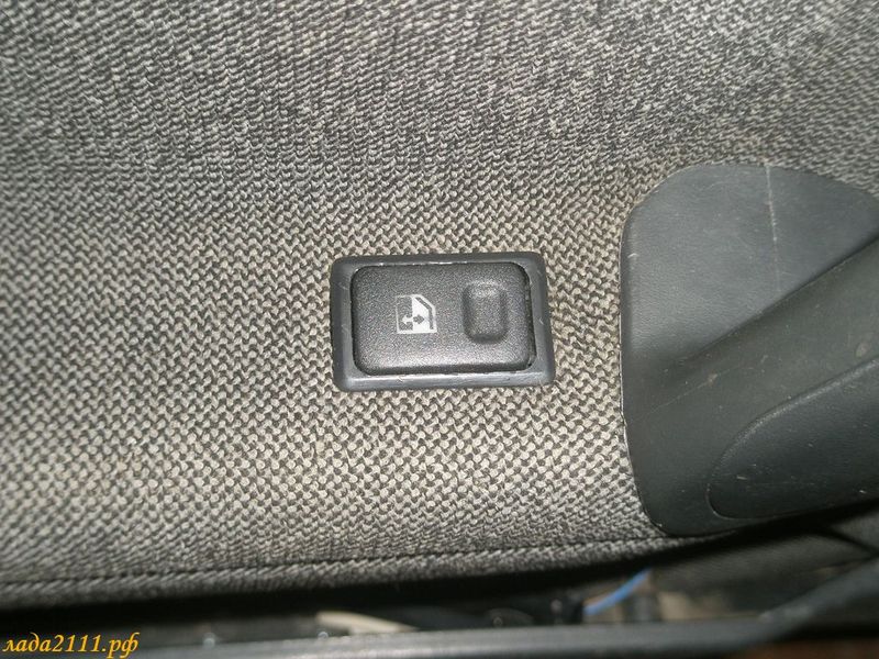 кнопка центрального замка на двери ВАЗ 2110